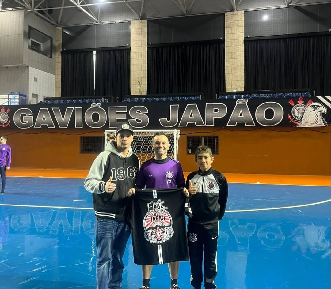 Ídolo do futsal do Corinthians é homenageado por torcida organizada no Japão