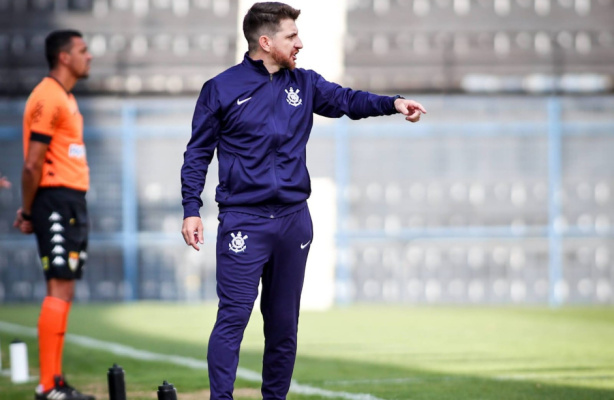 William Batista comenta ida de trio da base para integrar treinos com o time profissional do Corinthians