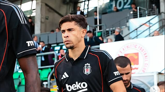 Zagueiro apalavrado com o Corinthians chega ao Brasil e comenta expectativa pelo anúncio: 