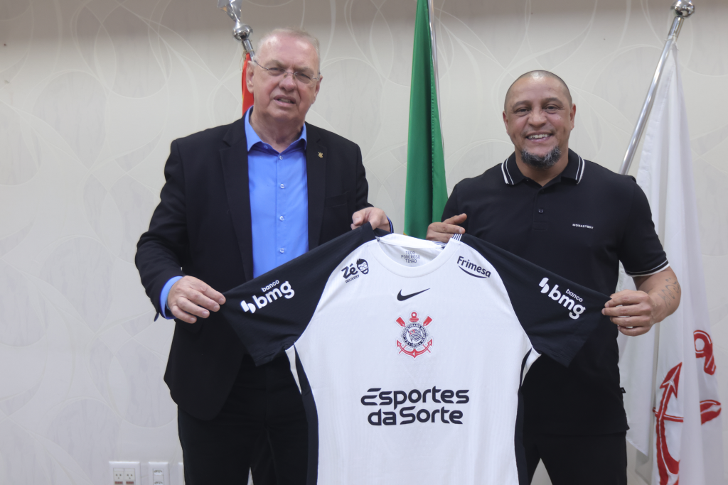 Lateral histórico com passagem pelo Corinthians e campeão do mundo com a Seleção Brasileira faz visita ao clube