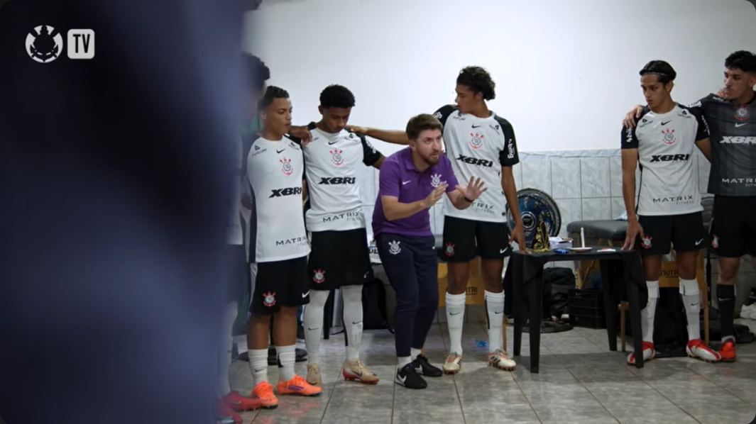 Classificação e comemoração com torcida: confira bastidores do Corinthians na Copinha