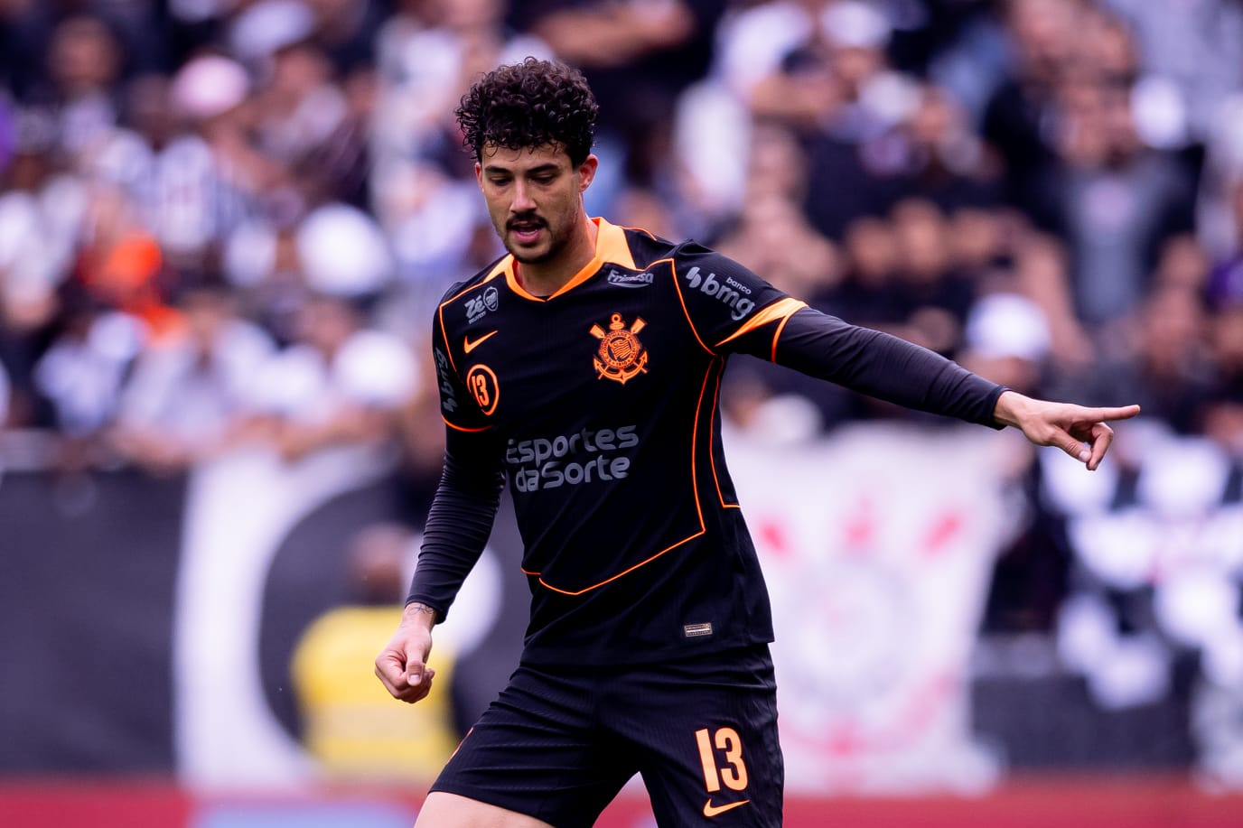 Vivendo momento iluminado, zagueiro do Corinthians comenta sua importância nas bolas paradas