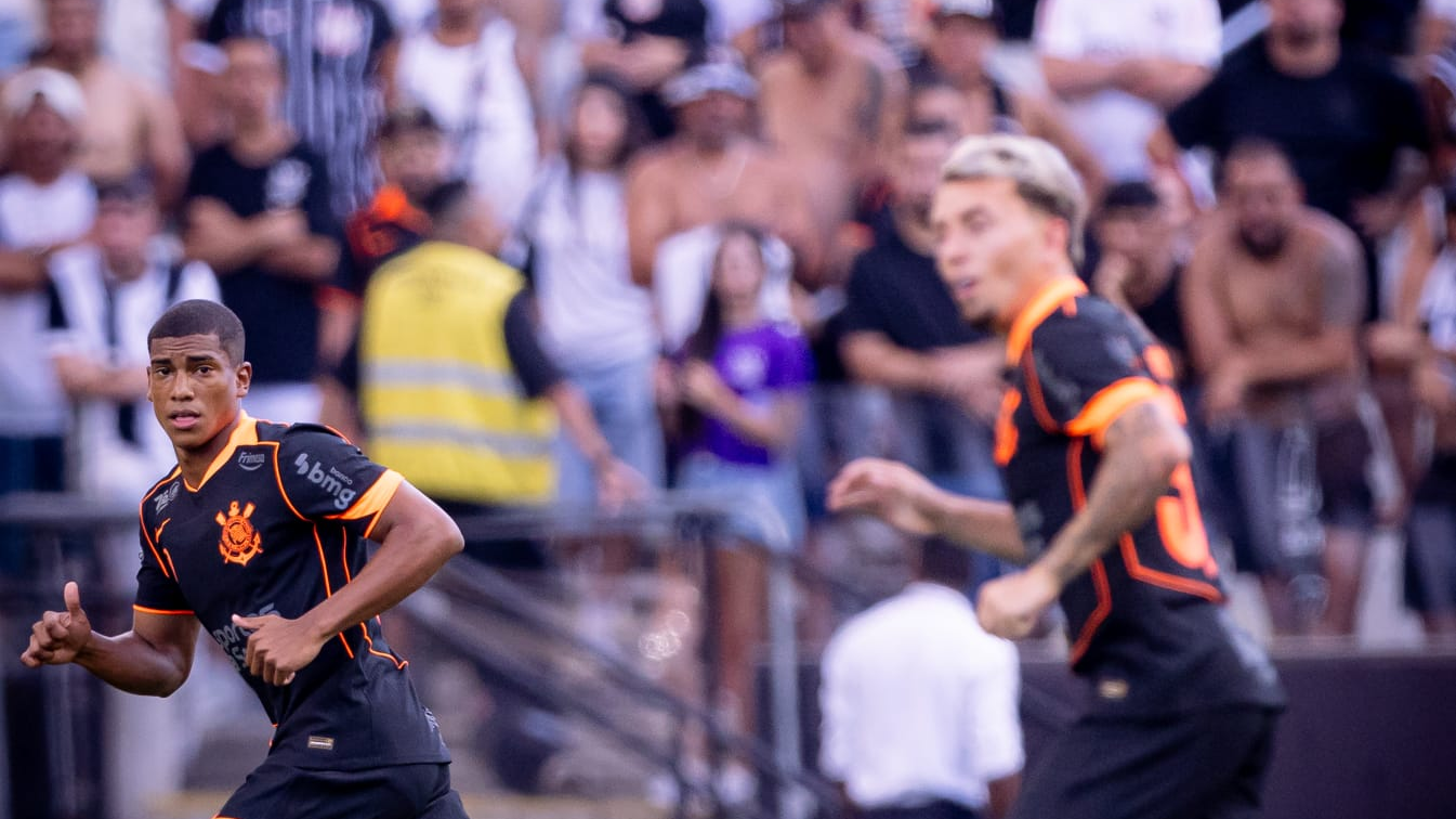 Quase ano um depois: Jovem lateral volta a atuar pelo time principal do Corinthians