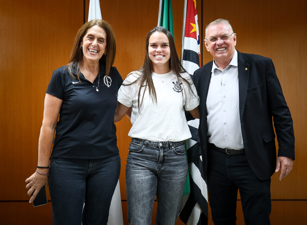 Corinthians oficializa contratação de Ana Vitória por três temporadas