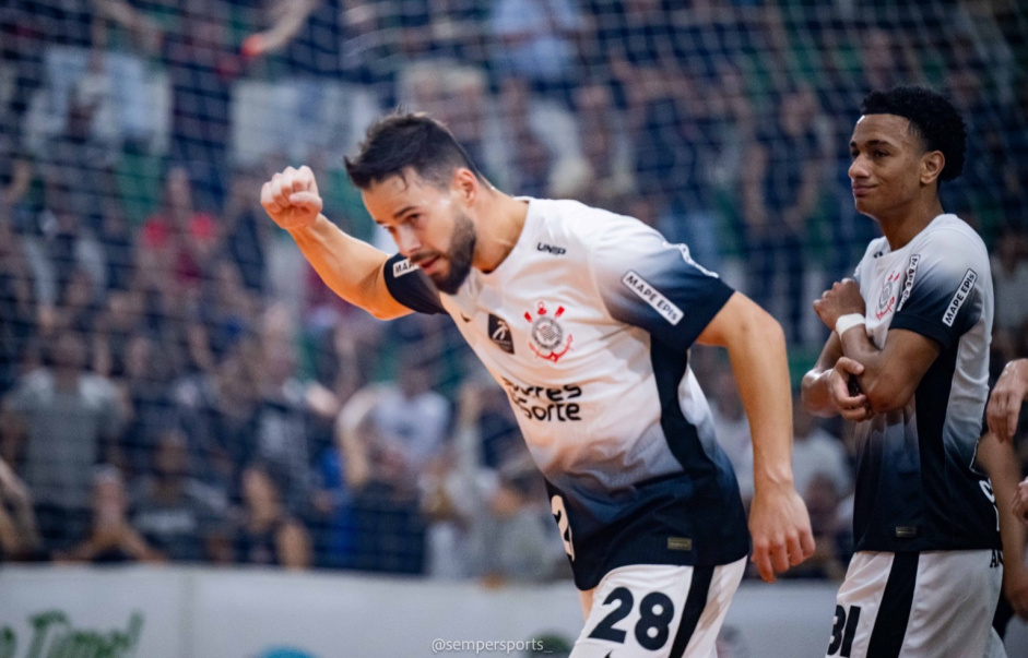 Passagem curta e de sucesso: fixo publica mensagem de despedida para o Corinthians