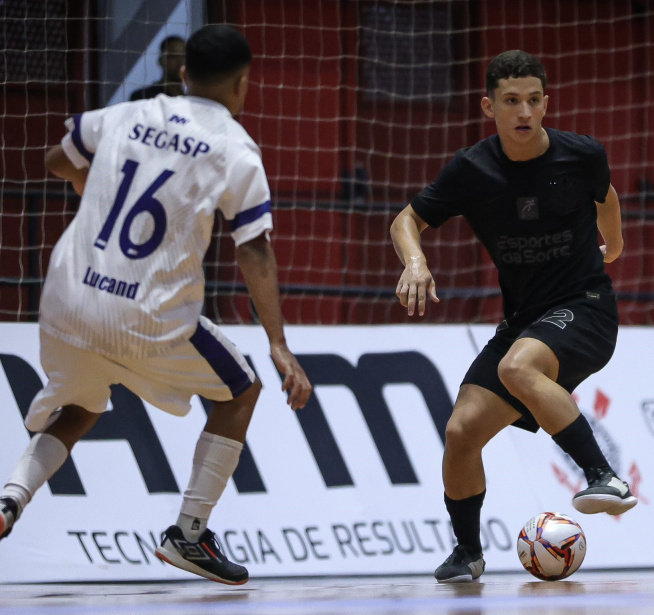 Ala com currículo de Seleção Brasileira de base é promovido ao time principal de futsal do Corinthians