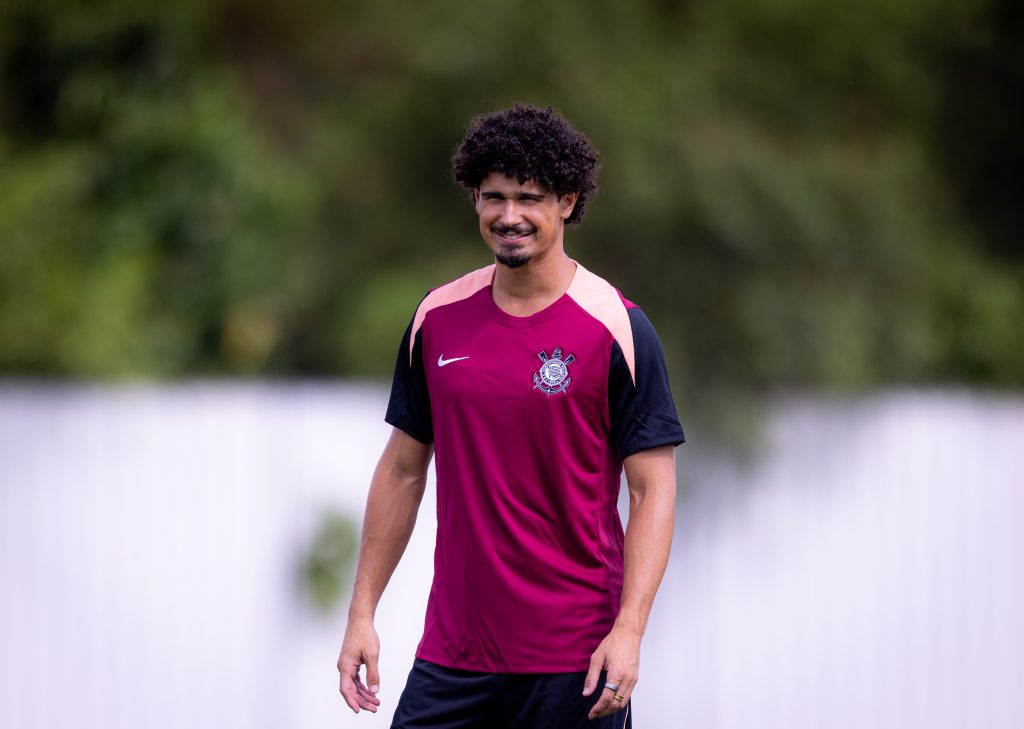 Corinthians retoma treinamentos visando a temporada 2026; zagueiro comenta