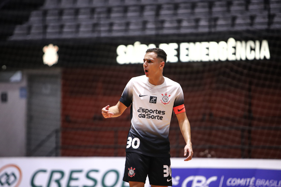 Corinthians oficializa renovação com fixo e terceira promoção da base para o profissional