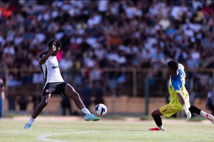 Favela fala sobre origem do apelido e celebra gol marcado em vitória do Corinthians