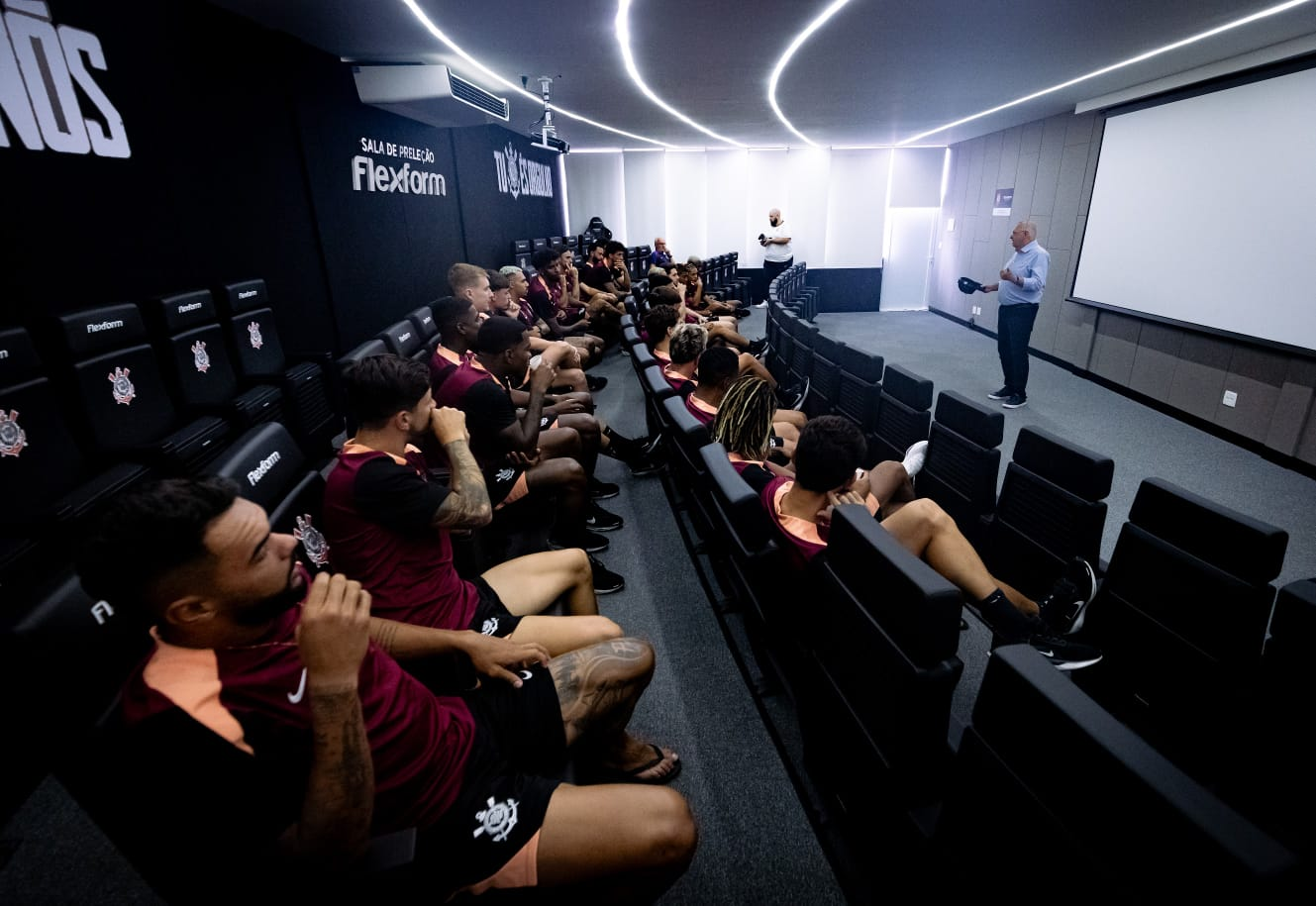 Presidente do Corinthians promete time competitivo para 2026 e descarta grandes investimentos