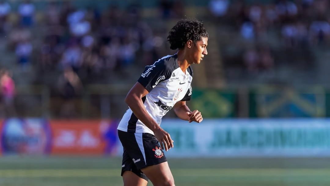 Zagueiro do Corinthians analisa vitória na Copinha e comenta inspiração em defensor holandês