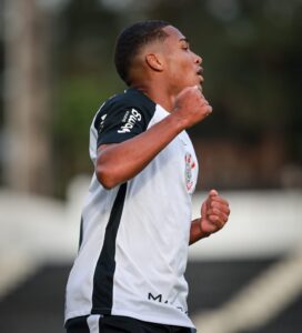 Corinthians negocia contrato profissional com meia nascido em 2010