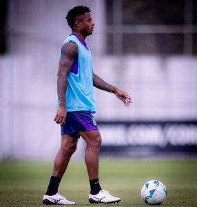 Emprestado pelo Corinthians, lateral inicia partida como titular depois de quase nove meses